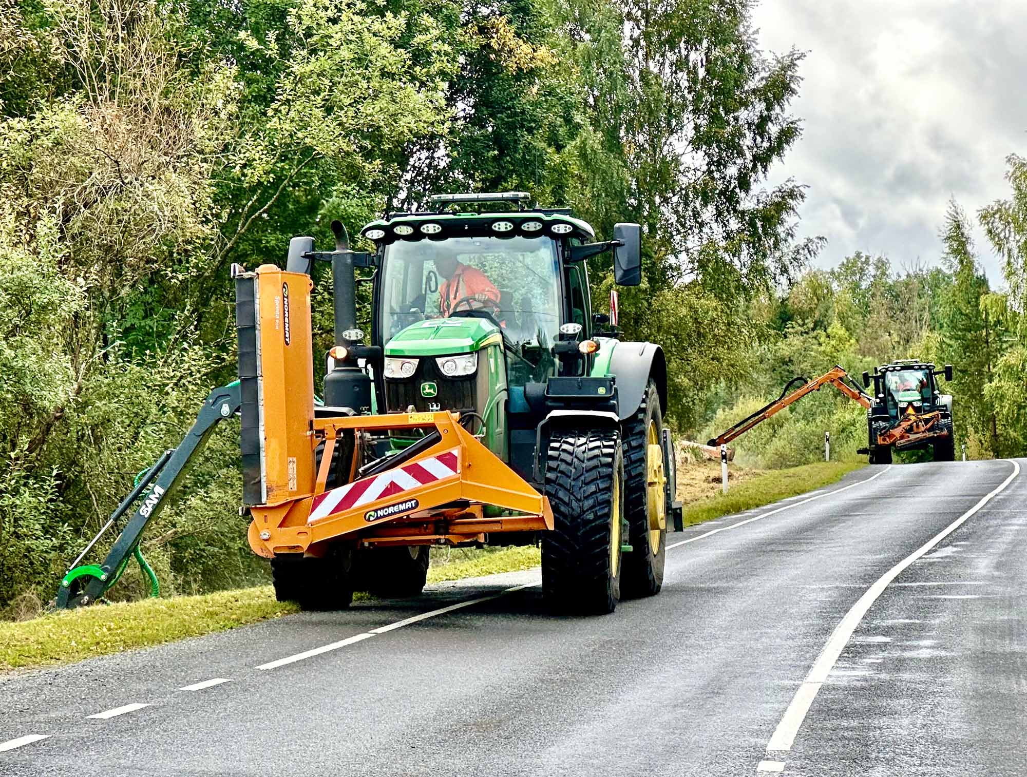Maanteeäärte niitmine nagu viljakoristus kahe kombainiga hiiglaslikul põllul. FOTOD: Kalev Annom